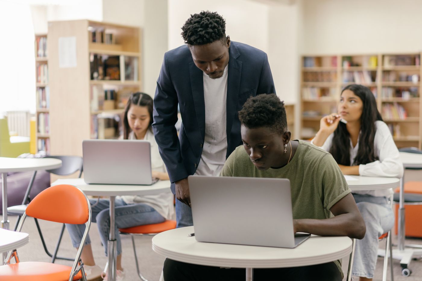 Students training with a mentor